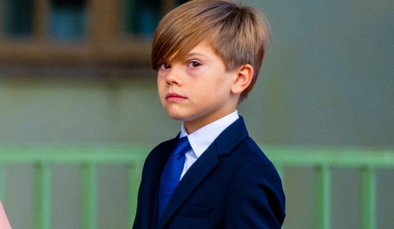 Prințul Oscar al Suediei, într-un costum albastru