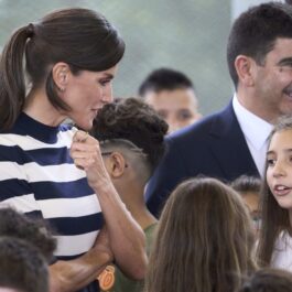 Regina Letizia, curioasă, printre elevii unei școli din Spania