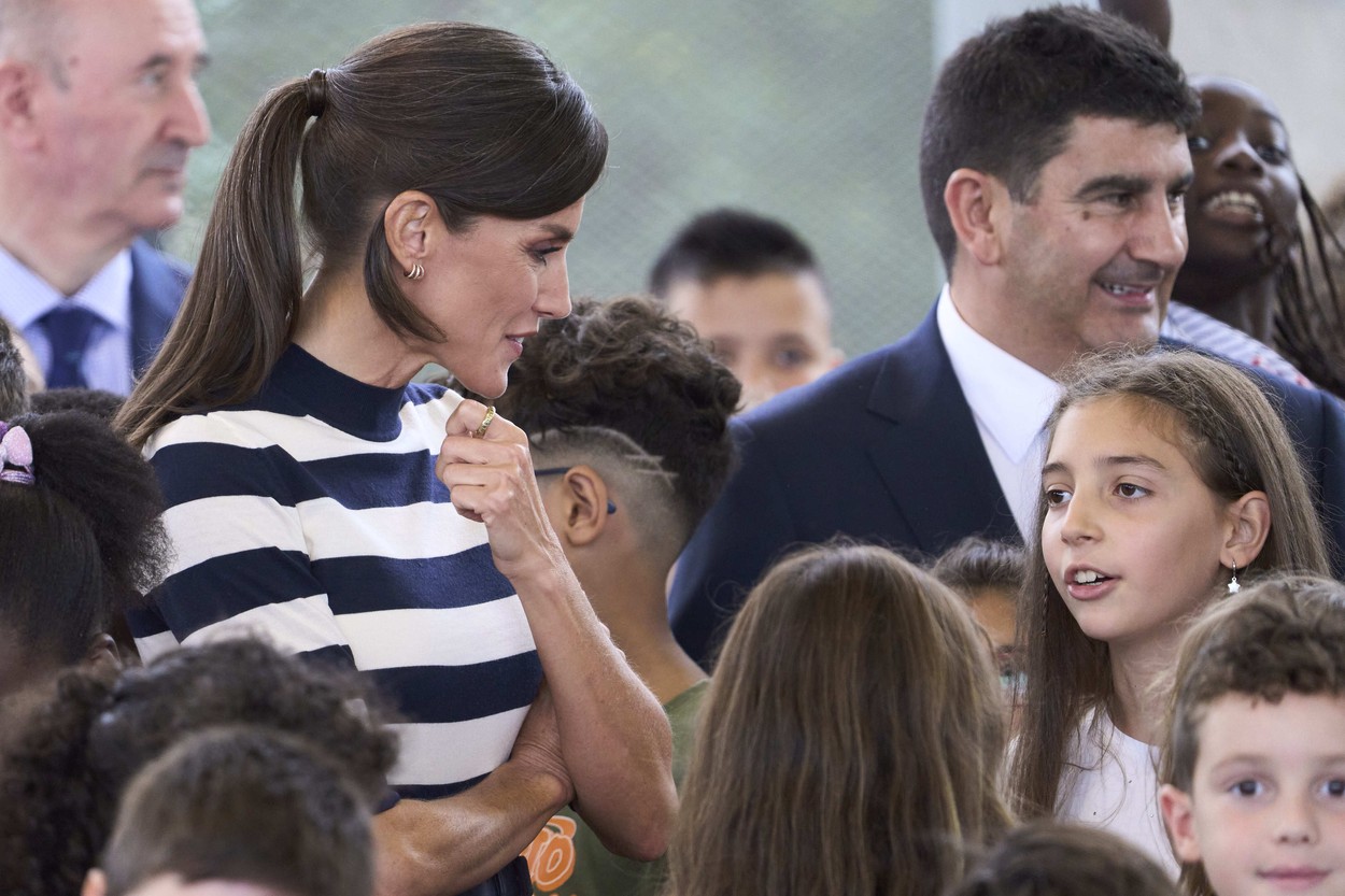 Regina Letizia, curioasă, printre elevii unei școli din Spania