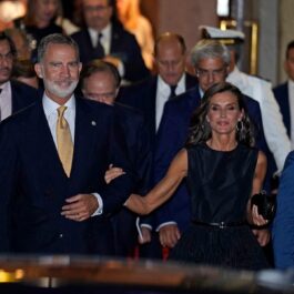 Regele Felipe și Regina Letizia în timp ce părăsesc împreună un teatru din Madrid