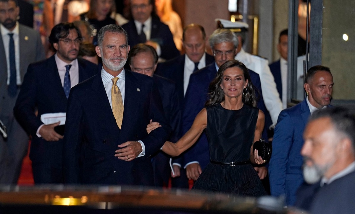 Regele Felipe și Regina Letizia în timp ce părăsesc împreună un teatru din Madrid