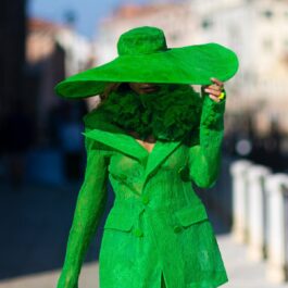 Rita Ora într-un costum verede pe străzile din Veneția