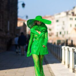 Rita Ora într-un costum excentric, verde, pe străzile din Veneția