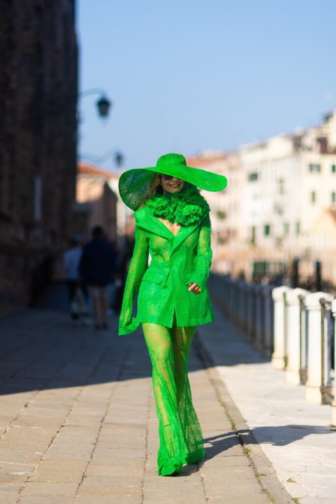Rita Ora într-un costum excentric, verde, pe străzile din Veneția