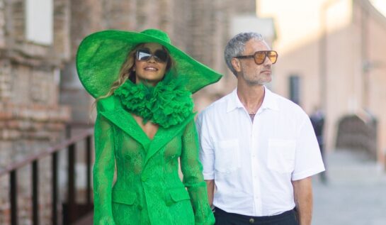 Rita Ora a purtat o ținută excentrică pe străzile din Veneția. Artista a fost surprinsă în compania soțului său, Taika Waititi