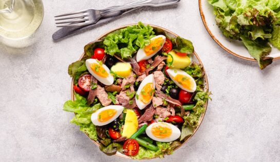 Salată Nicoise. Salată franțuzească de pește, cu legume și ouă fierte 