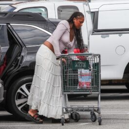 Sasha Obama, fotografiată în timp ce își pune cumpărăturile în mașină