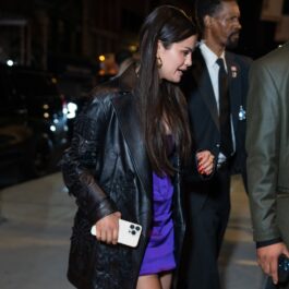 Selena Gomez, într-o rochie satin, cu o geacă din piele, la intrarea într-un hotel
