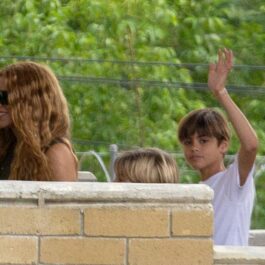Shakira, fotografiată cu cei doi copii, iar unul dintre ei face cu mâna fotografilor