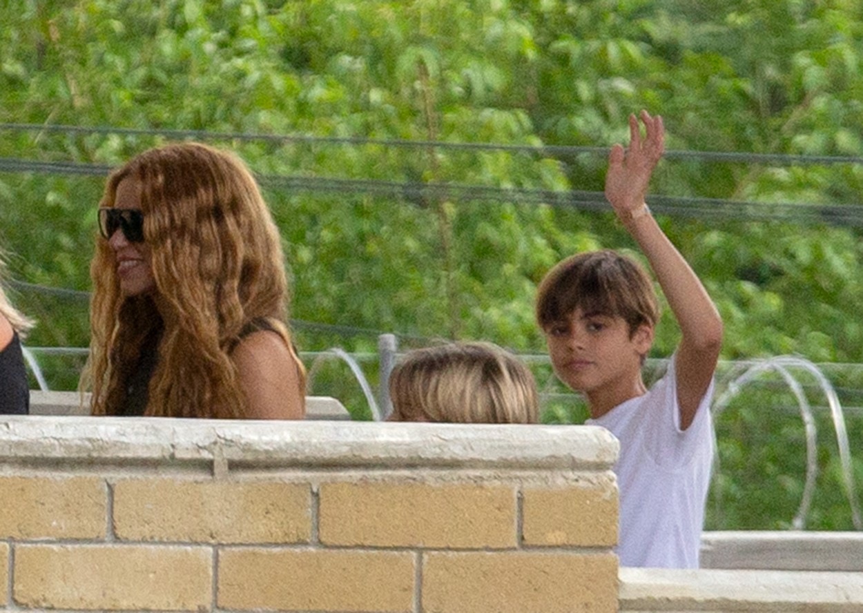 Shakira, fotografiată cu cei doi copii, iar unul dintre ei face cu mâna fotografilor