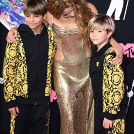Shakira se apleacă către cei doi copii ai ei, pe covorul roz de la MTV VMA 2023