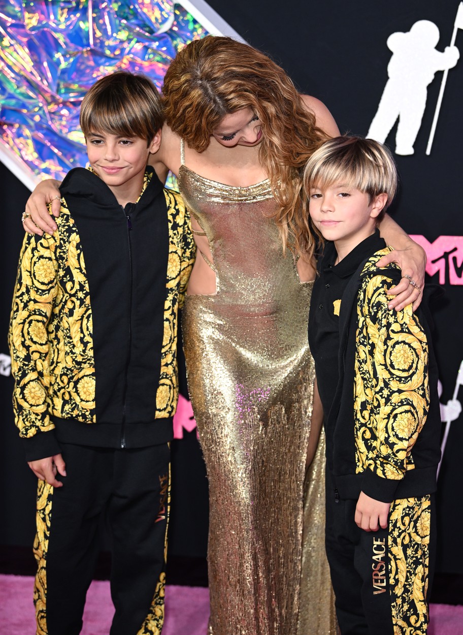 Shakira se apleacă către cei doi copii ai ei, pe covorul roz de la MTV VMA 2023
