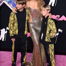 Shakira, alături de cei doi copii ai ei, pe covorul roz de la MTV VMA 2023