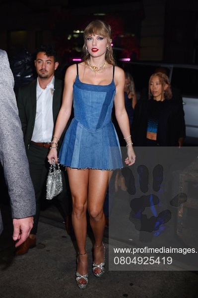 Taylor Swift, într-o rochie din denim, machiată discret, la after party MTV VMA 2023
