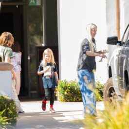 Tori Spelling, în parcarea unui restaurant, alături de copiii ei