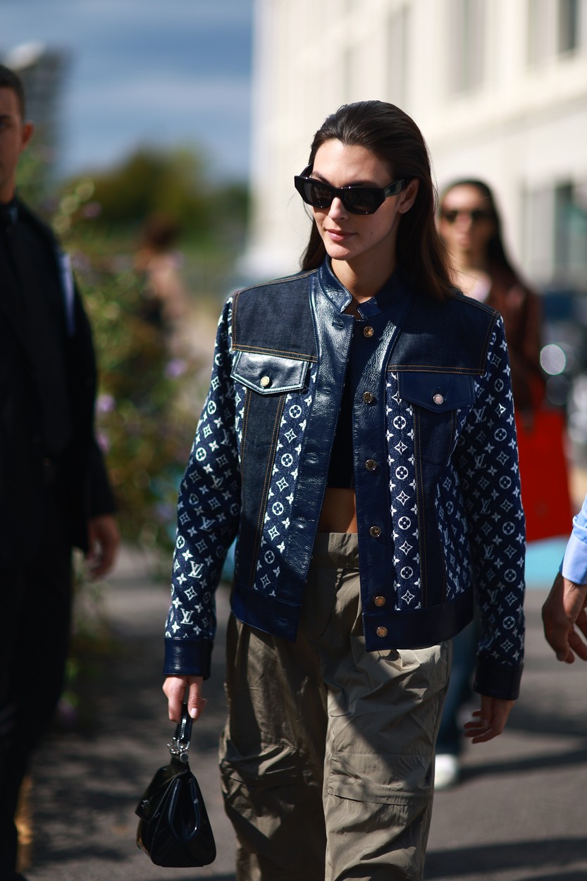 Vittoria Ceretti, într-o haină de brand, pe stradă, în timp ce merge către o prezentare de modă