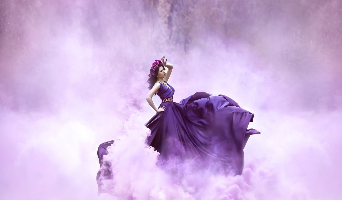 O femeie frumoasă într-o rochie violet care reprezintă una dintre principalele zodii care își schimbă viața până la finalul lunii septembrie 2023