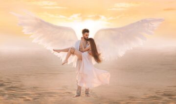 Un bprbat, care are aripi de înger, și ține în brațe o femeie frumoasă, tristă, pentru a ilustra una dintre cele trei zodii care se despart pe 30 septembrie 2023
