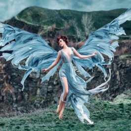 O femeie frumoasă cu o rochie vaporoasă și aripi de înger pentru a ilustra una dintre cele trei zodii neîncrezătoare