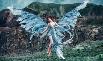 O femeie frumoasă cu o rochie vaporoasă și aripi de înger pentru a ilustra una dintre cele trei zodii neîncrezătoare