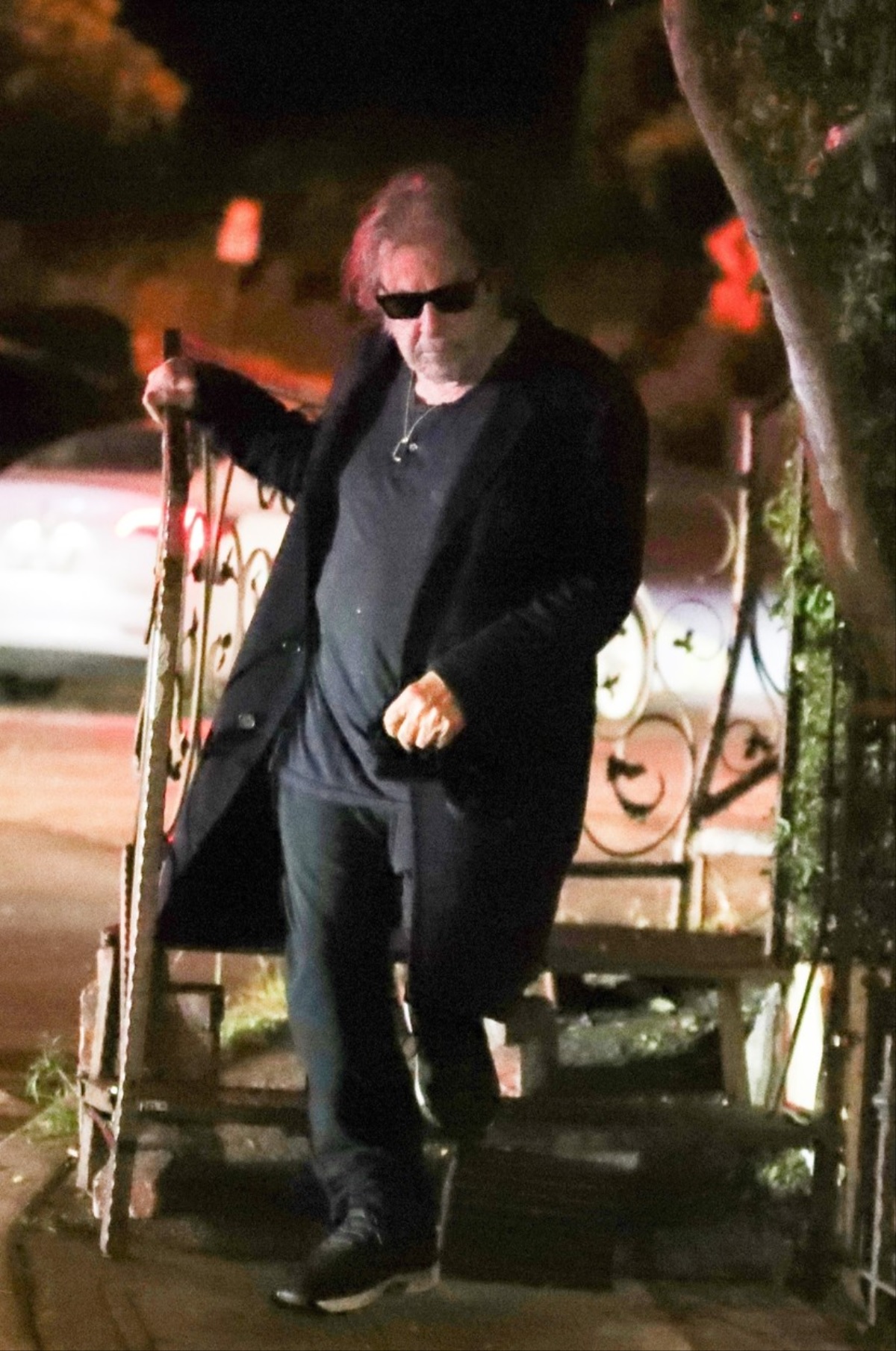 Al Pacino în haine negre în timp ce coboară scările restaurantului din Los Angeles