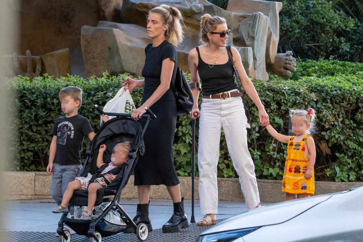 Amber Heard, alături de sora ei și de copiii lor, pe stradă
