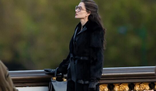 Angelina Jolie a fost fotografiată pe platorile de filmare. Actrița interpretează personajul Mariei Callas în filmul biografic al cântăreței de operă