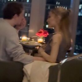 Ariana Grande, la masă cu Ethan Slater, la un restaurant din New York