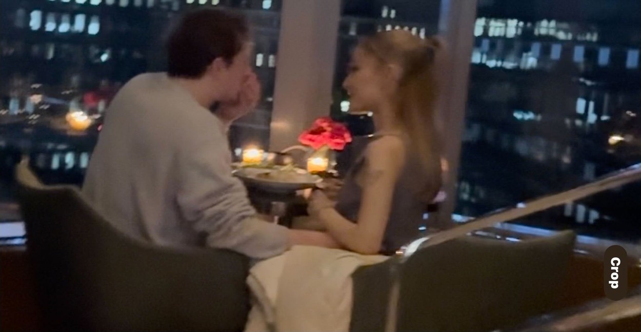 Ariana Grande, la masă cu Ethan Slater, la un restaurant din New York