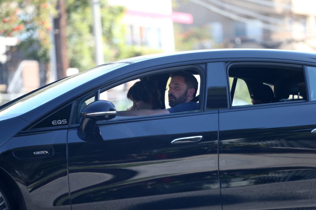 Ben Affleck, la volanul unei mașini de lux, de culoare neagră