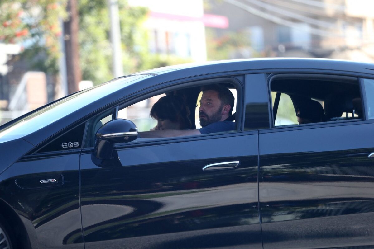 Ben Affleck, la volanul unei mașini de lux, de culoare neagră
