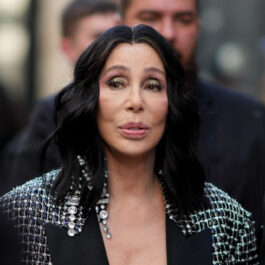 Cher, într-un sacou negru, machiată și coafată, la Săptămâna Modei de la New York