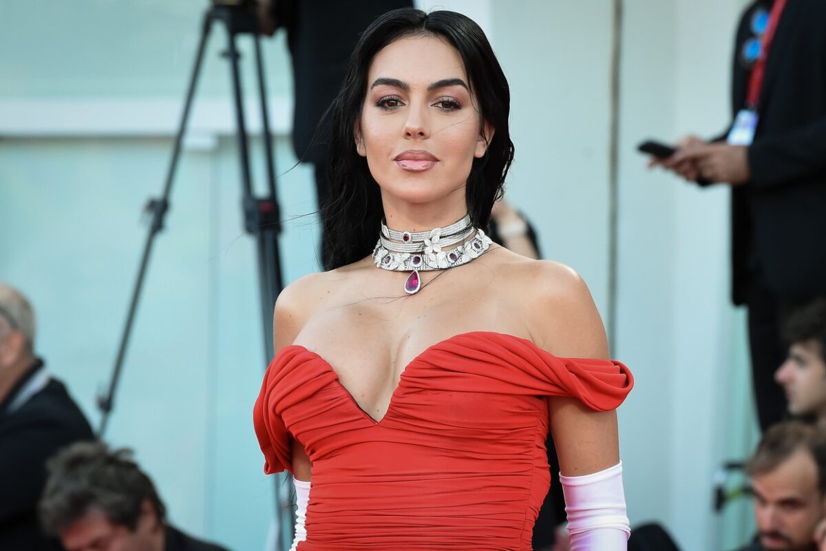 Georgina Rodriguez, într-o rochie roșie, cu un colier masiv la gât, la Festivalul de Film de la Veneția
