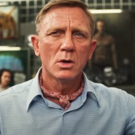 Daniel Craig, într-o bluză albastru deschis, într-un film