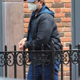 David Schwimmer cu o mască pe față și o șapcă pe cap în timp ce se plimbă pe străzile din New York