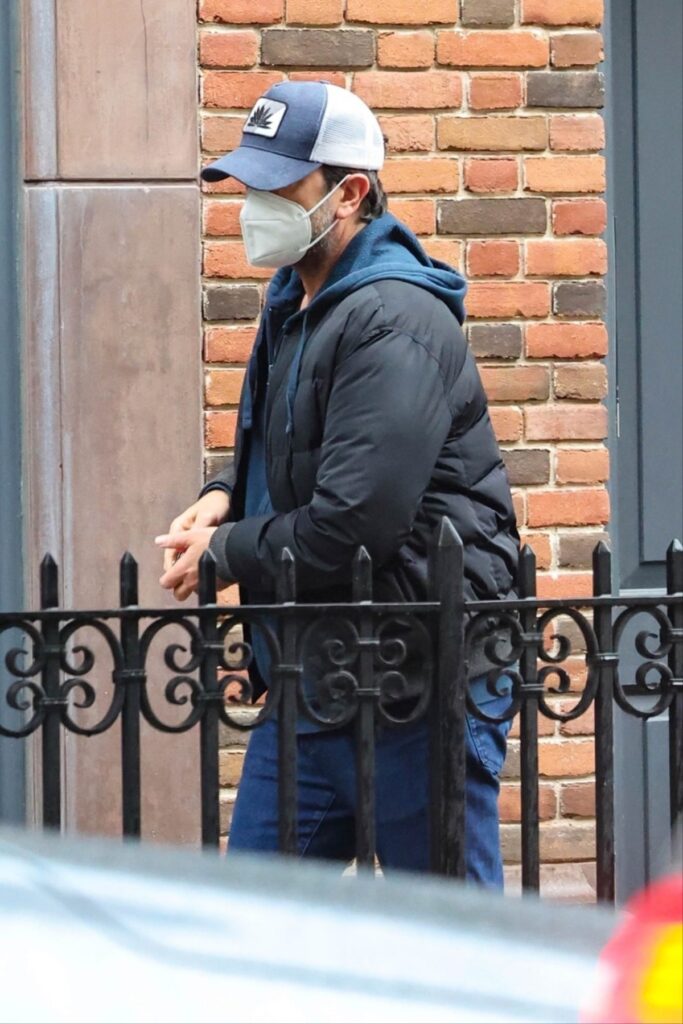 David Schwimmer cu o mască pe față și o șapcă pe cap în timp ce se plimbă pe străzile din New York