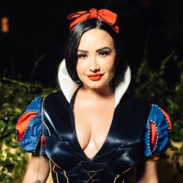 Demi Lovato îmbrăcată în Albă ca Zăpada la o petrecere de Halloween
