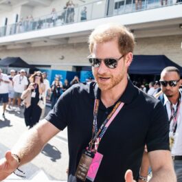 Prințu Harry, cu ochelari de soare la ochi, într-un tricou polo