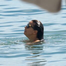 Eva Longoria, fotografiată în timp ce face o baie în mare
