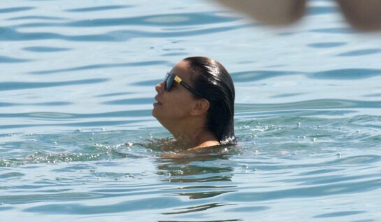 Eva Longoria a fost fotografiată la plajă. Actrița în vârstă de 48 de ani și-a expus trupul într-un costum de baie roz în Marbella
