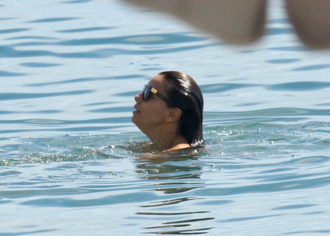 Eva Longoria, fotografiată în timp ce face o baie în mare
