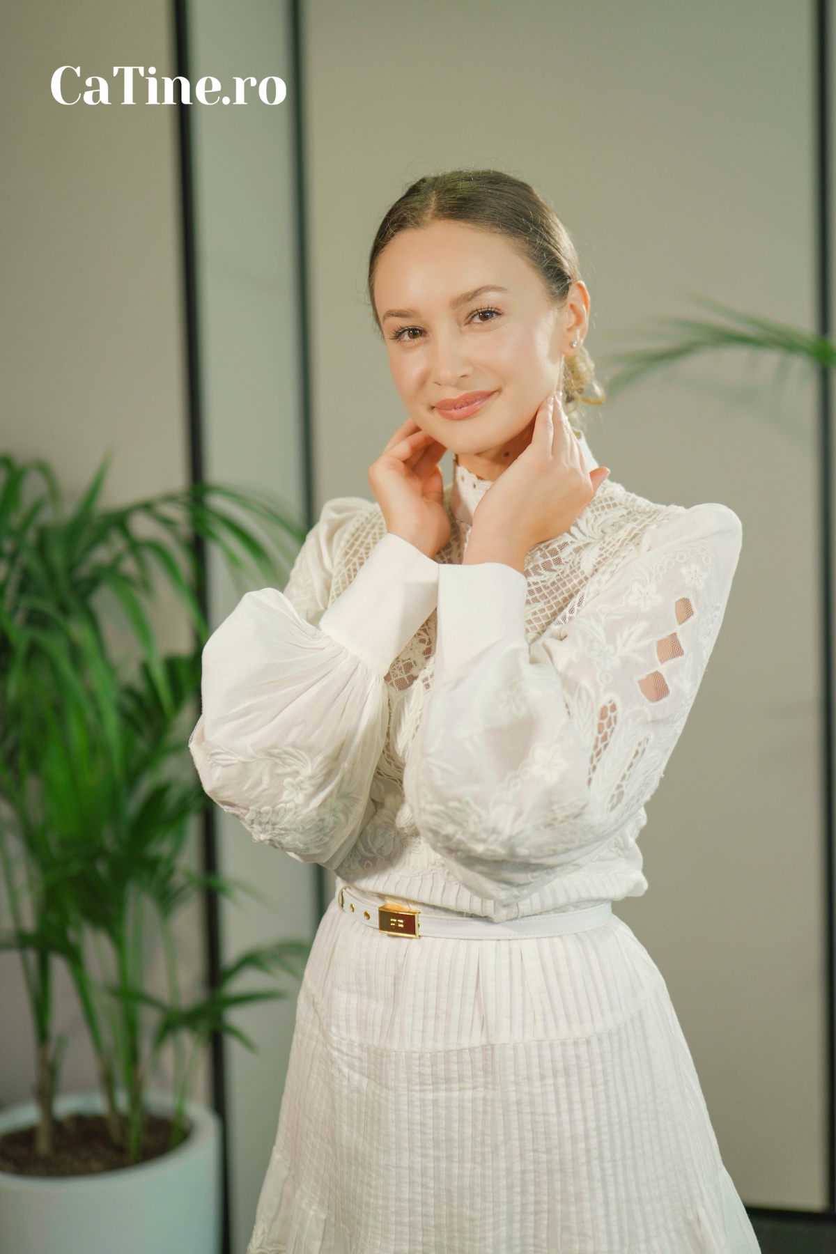 Florina Butean într-o rochie albă în timp ce pozează pentru echipa Catine
