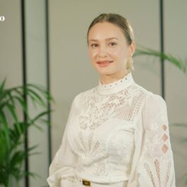 Florina Butean într-o rochie albă la interviul echipei CaTine