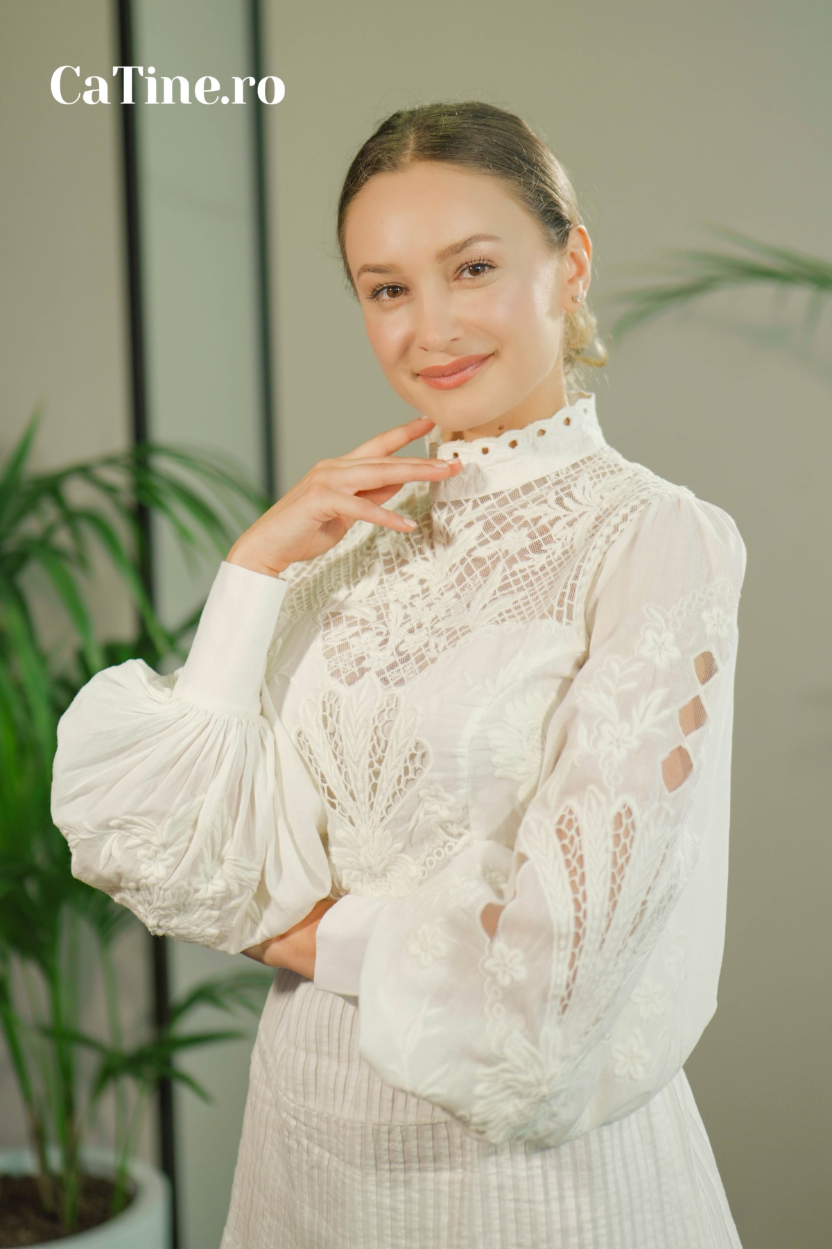 Florina Butean a pozat într-o rochie albă la interviul echipei CaTine