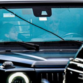 Gigi Hadid și Bradley Cooper într-o mașină, în timp ce se întorc dintr-o vacanță