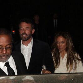 Ben Affleck în timp ce o conduce pe Jennifer Lopez la mașină după petrecere