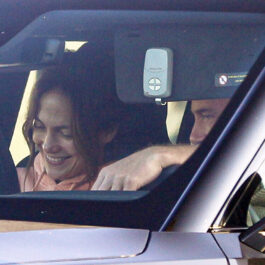 Jennifer Lopez și Ben Affleck, în mașină, în timp ce discută
