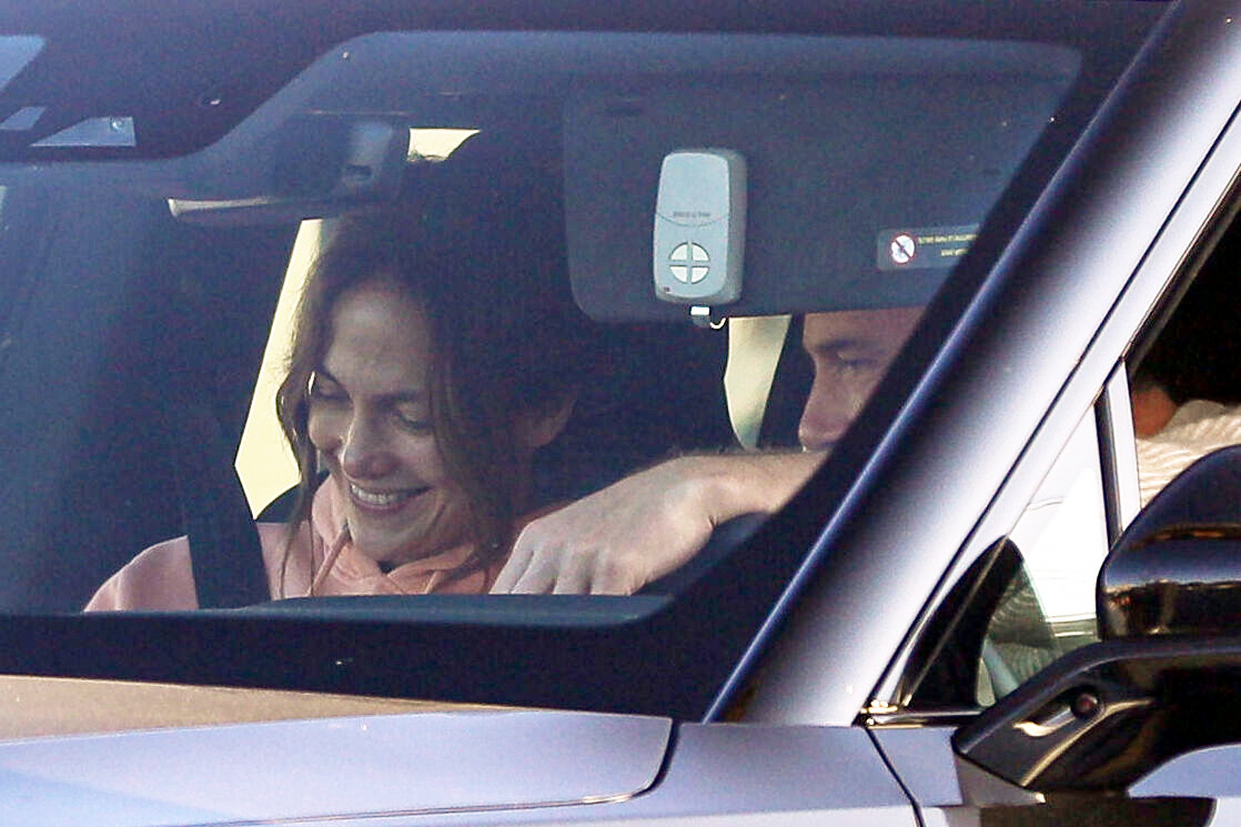 Jennifer Lopez și Ben Affleck, în mașină, în timp ce discută