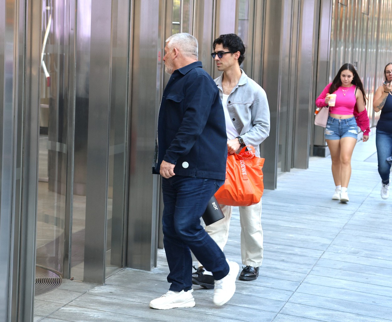 Joe Jonas alături de avocatul lui la biroul unde a avut loc medierea cu Sophie Turner