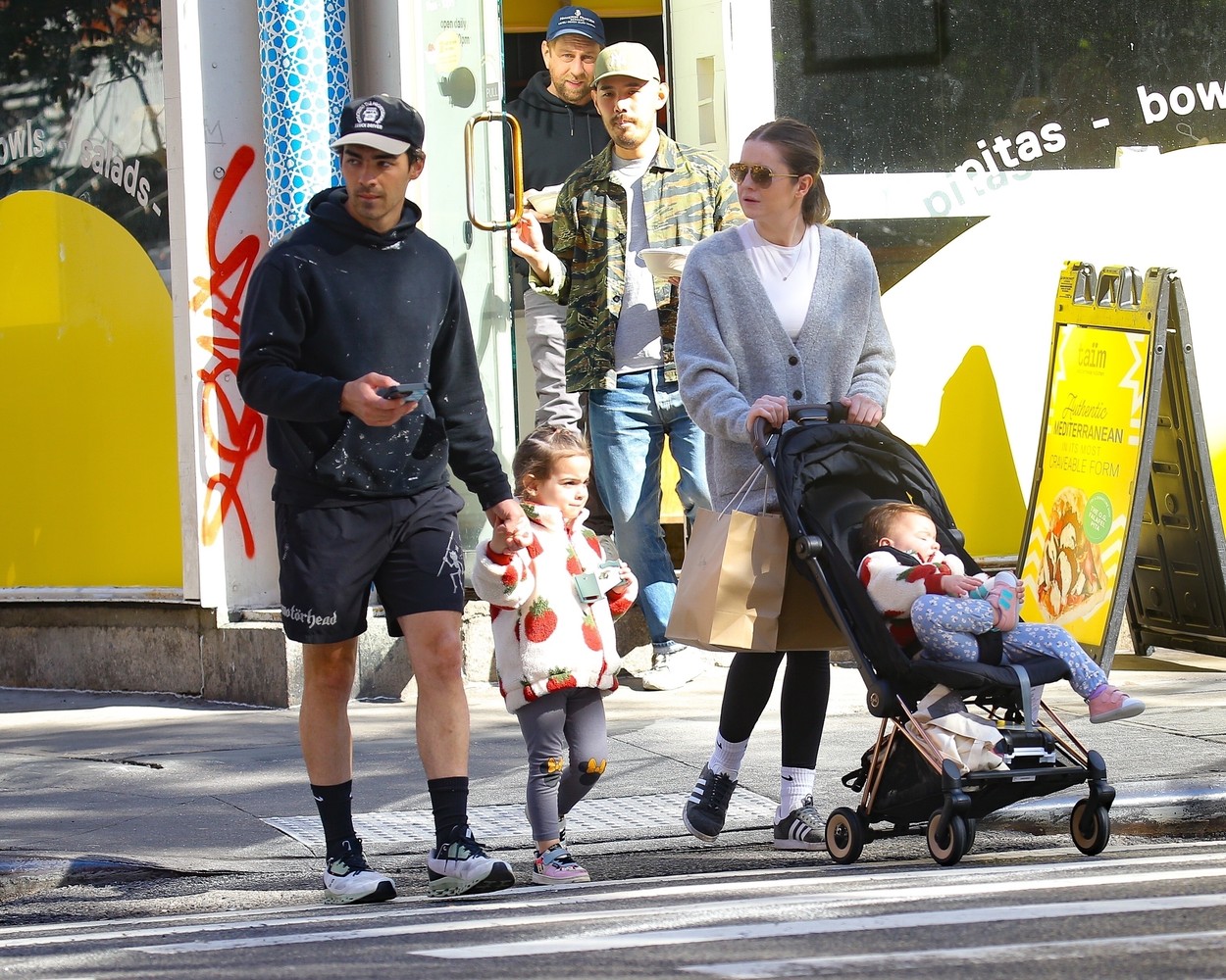 Joe Jonas pe stradă cu fiicele sale, alături de bona lor